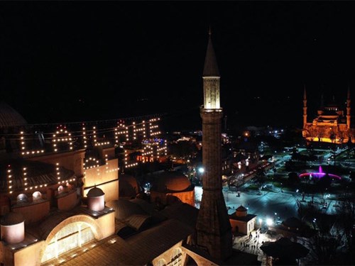 "Die Zahl der Menschen, die unsere prächtige Moschee, das Symbol unserer Stadt Istanbul, besucht haben, hat 104.325 erreicht.
