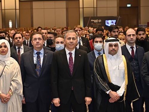 Gouverneur Yerlikaya nimmt am Programm "Katarer Nationalfeiertag" teil